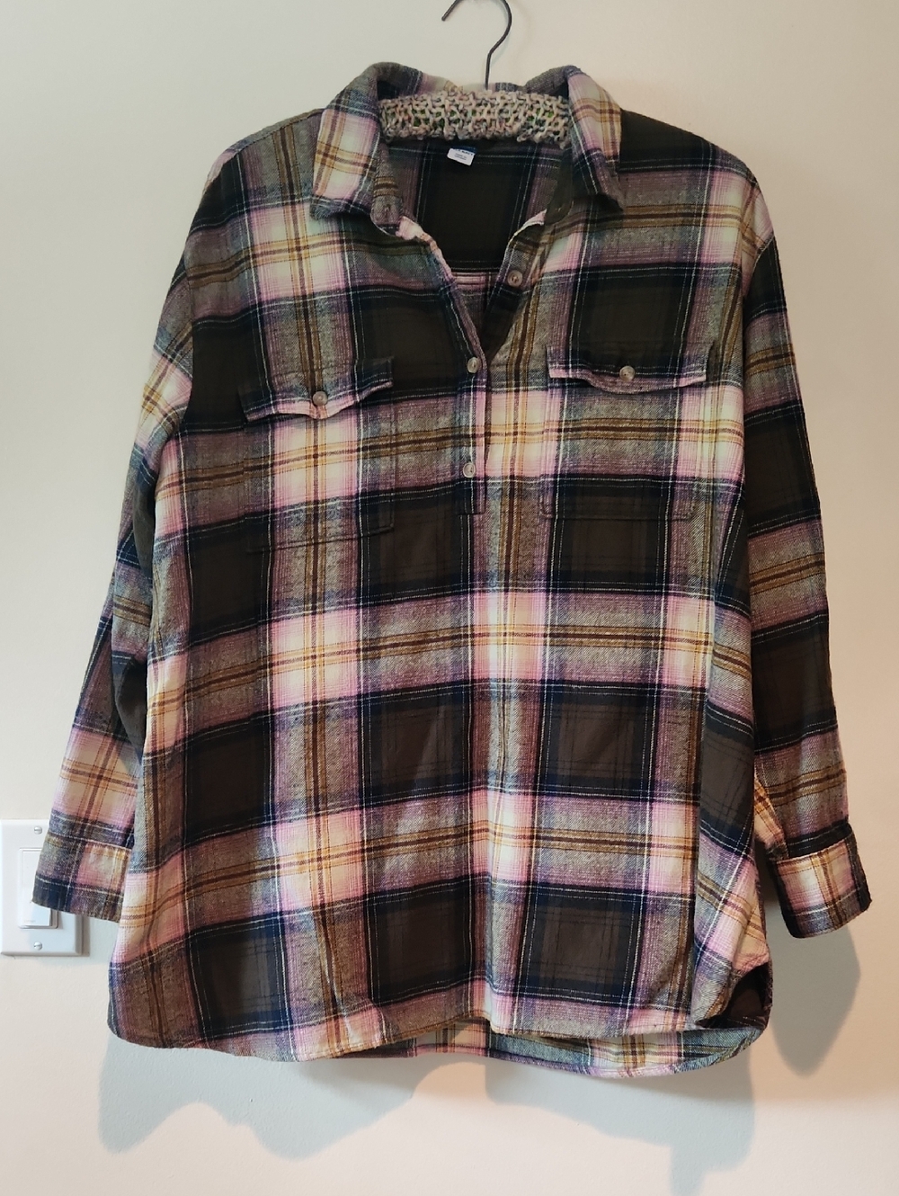 Old Navy Plaid Tunic Pullover Flannel  in Pink, Black & Cream